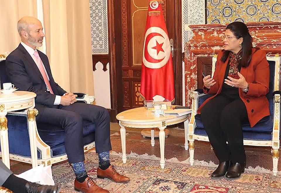 وزيرة المالية تلتقي سفير كندا بتونس