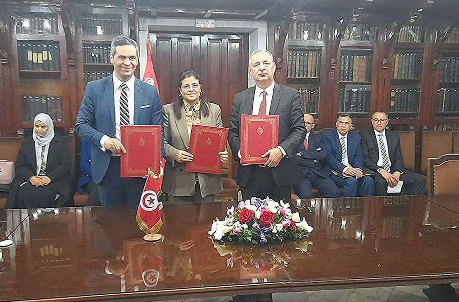 إمضاء اتفاقية لإسناد قروض لفائدة أصحاب المشاريع والمهن الصغرى المتضرّرة من تفشي فيروس كورونا