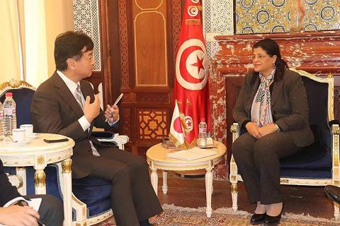 وزيرة المالية تلتقي بسفير اليابان بتونس